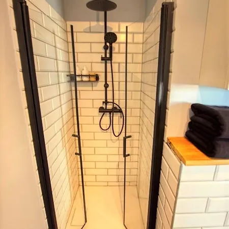 - Haus F, App 0f1005 *